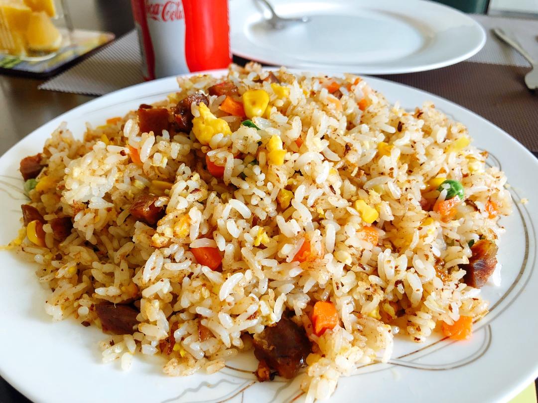 鹅肝酱腊肠炒饭的做法