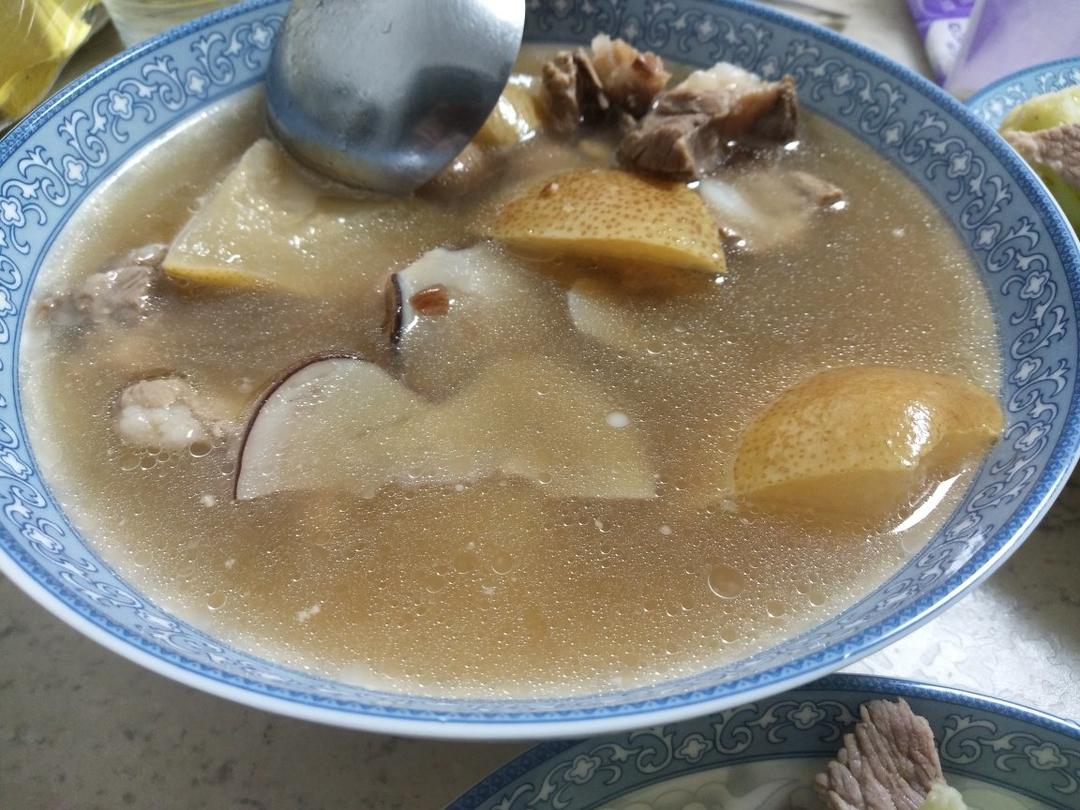 滋阴、止咳化痰、润肺
【海底椰雪梨猪骨汤】