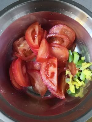 番茄肉片汤的做法 步骤1
