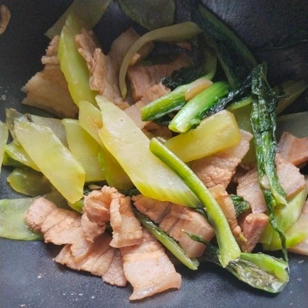 简单好吃下饭的莴笋炒肉来啦！