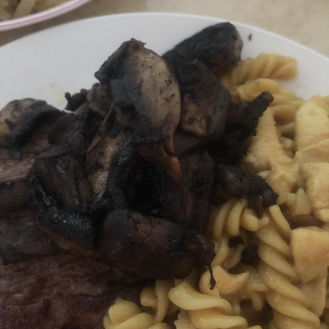 带微笑的女d生做的黄油炒褐菇