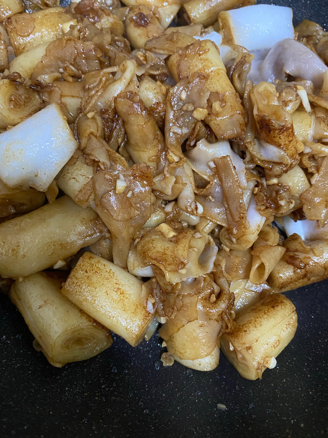 粤式豉油皇爆炒猪肠粉