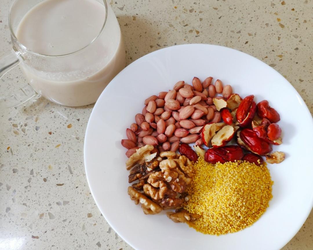 红枣核桃小米花生露的做法