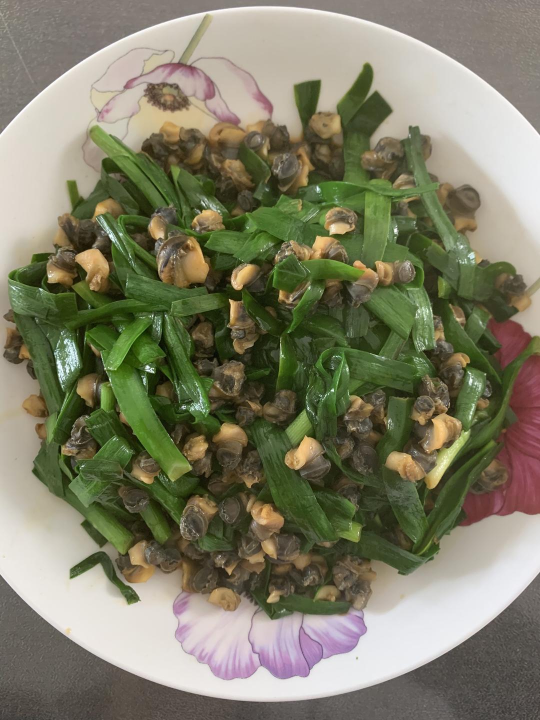 5克生抽1勺料酒1勺生姜2片香油几滴韭菜炒螺丝的做法螺蛳买回家,放入