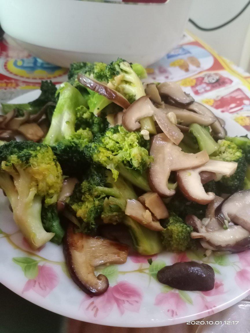 低脂好吃的西兰花炒香菇