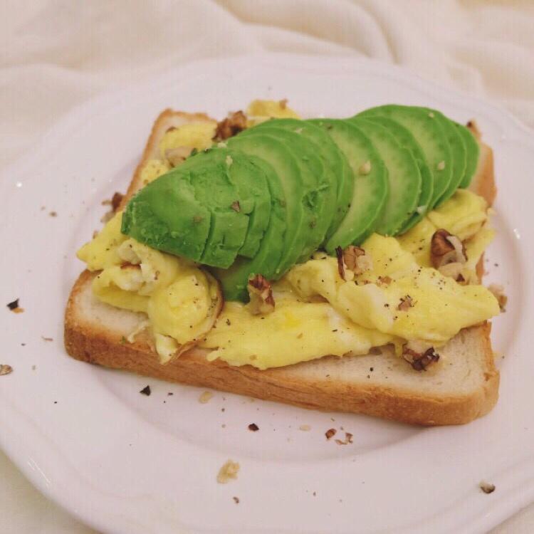 鳄梨美式蛋多士