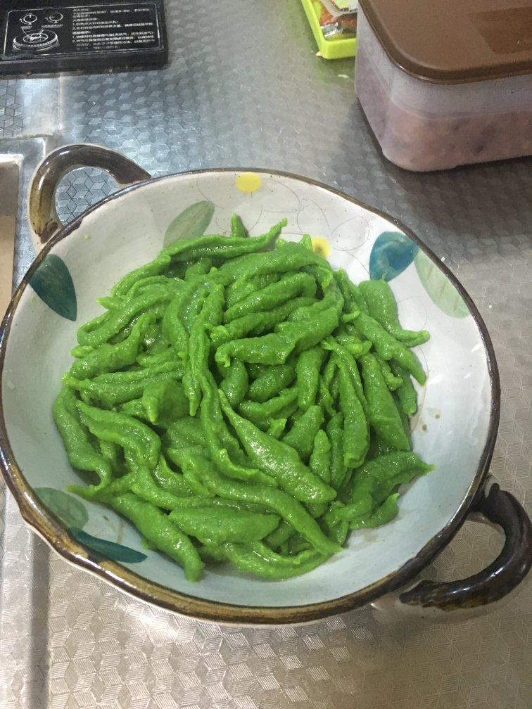 滑溜溜的菠菜面鱼