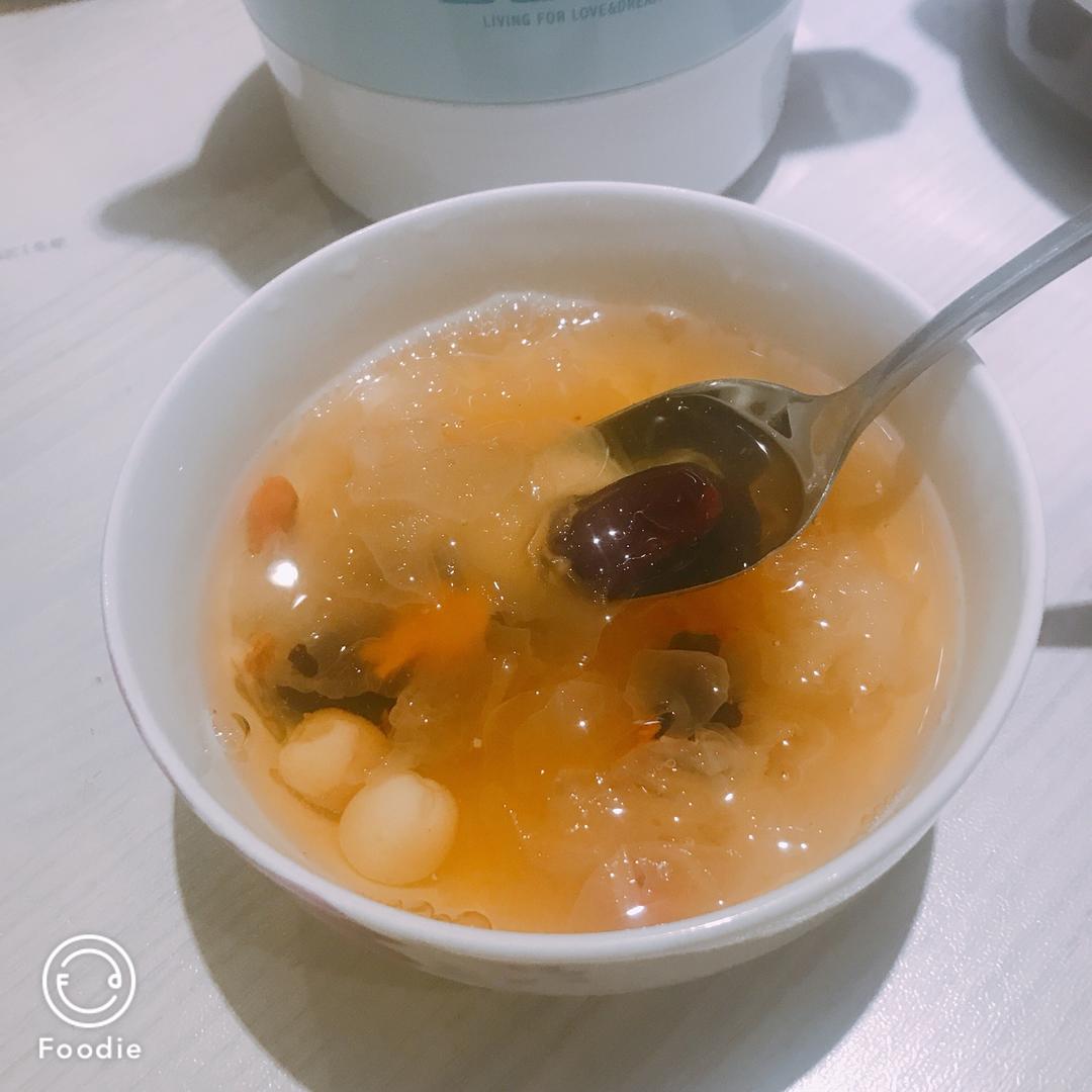 银耳红枣莲子羹Tremella jujube lotus nuts sweet soup