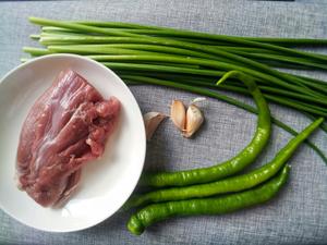 夏日家常私房菜之时令韭苔炒肉，这样做每个星期两顿还不够！的做法 步骤1
