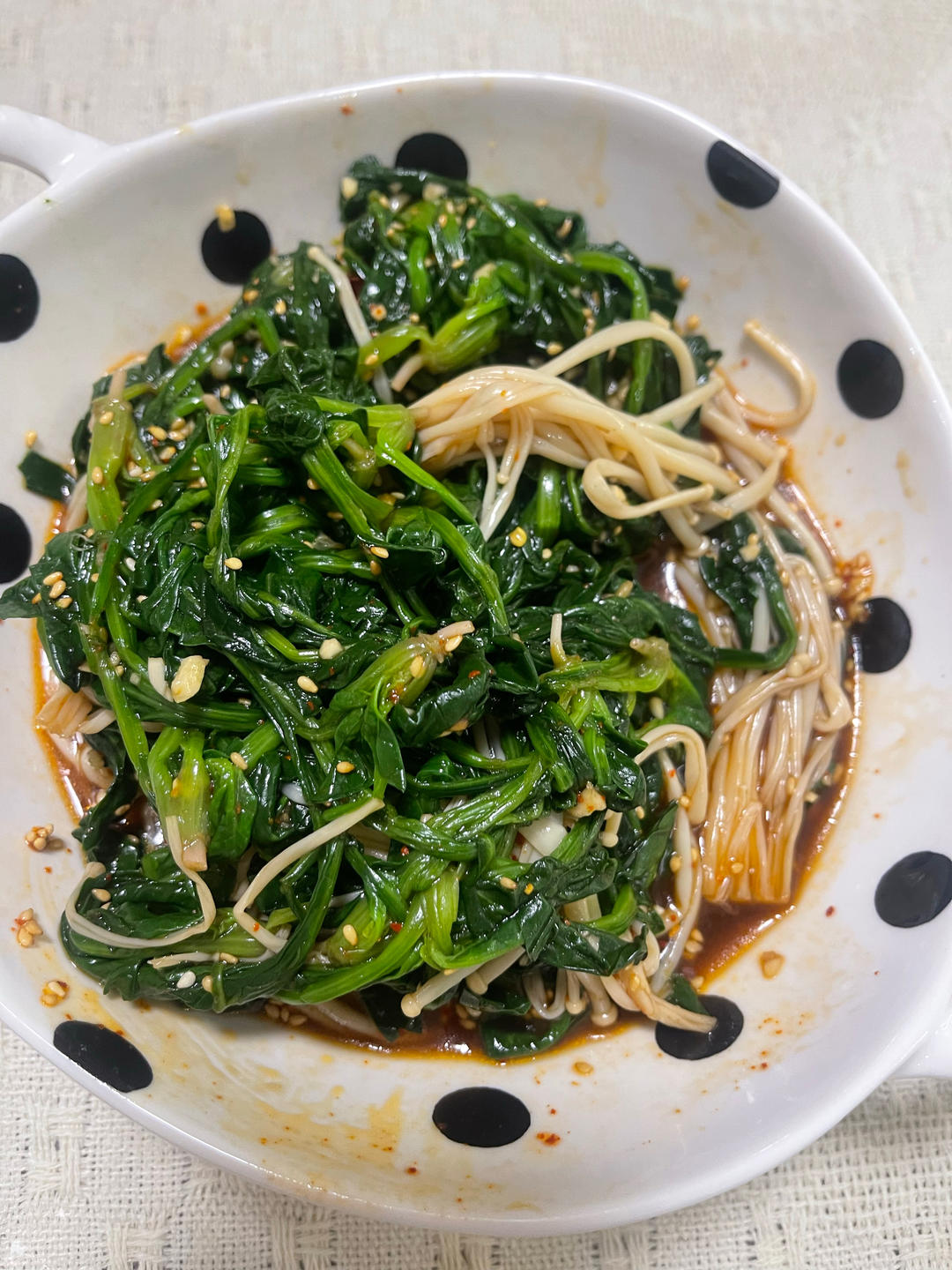 解馋减脂餐！酸辣开胃又下饭的菠菜拌金针菇