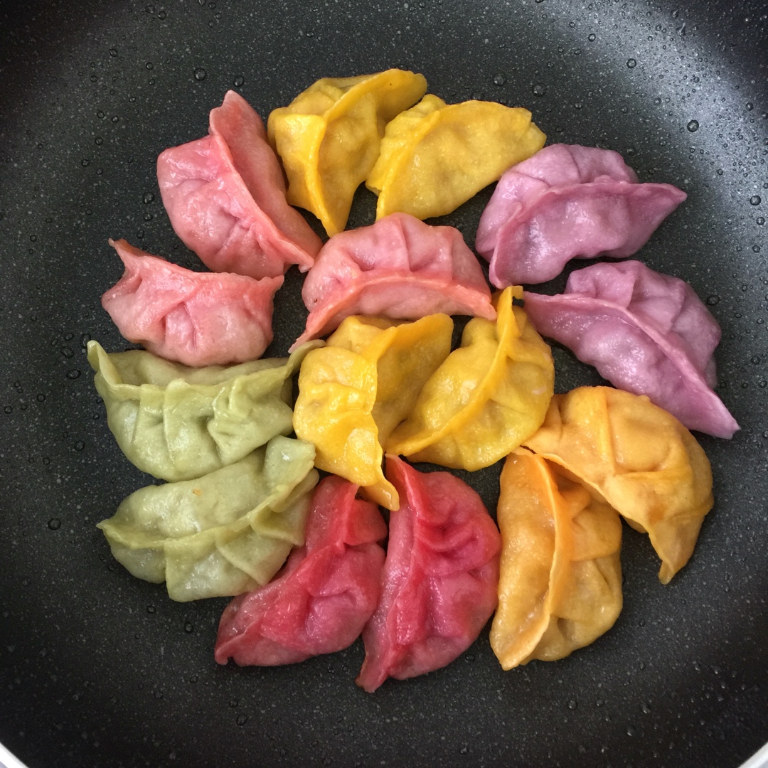 彩色饺子（蔬菜汁）