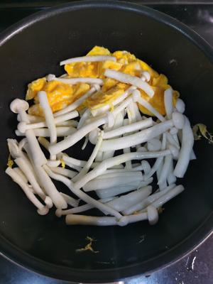 鲜掉眉毛的海鲜菇鸡蛋汤的做法 步骤2