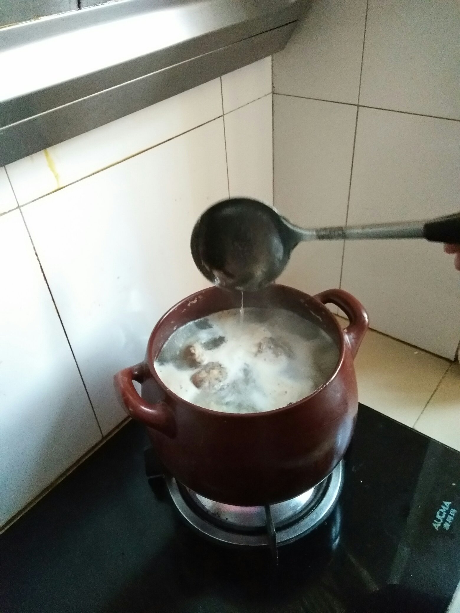 坤博砂锅炖羊脊骨汤的做法 步骤2
