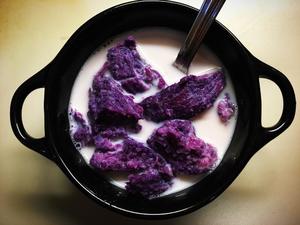 软软甜甜牛奶紫薯泡～微波炉版的做法 步骤3
