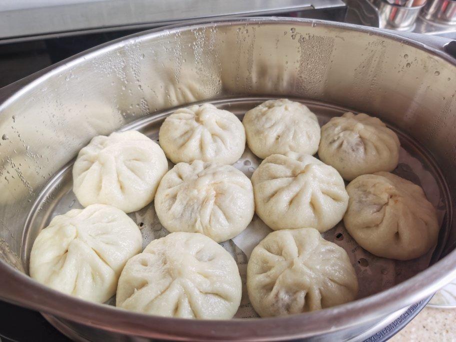 云朵般松软爆浆蜜汁叉烧包