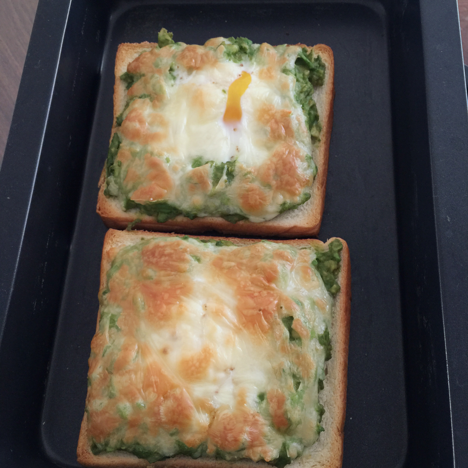 牛油果鸡蛋芝士烤吐司