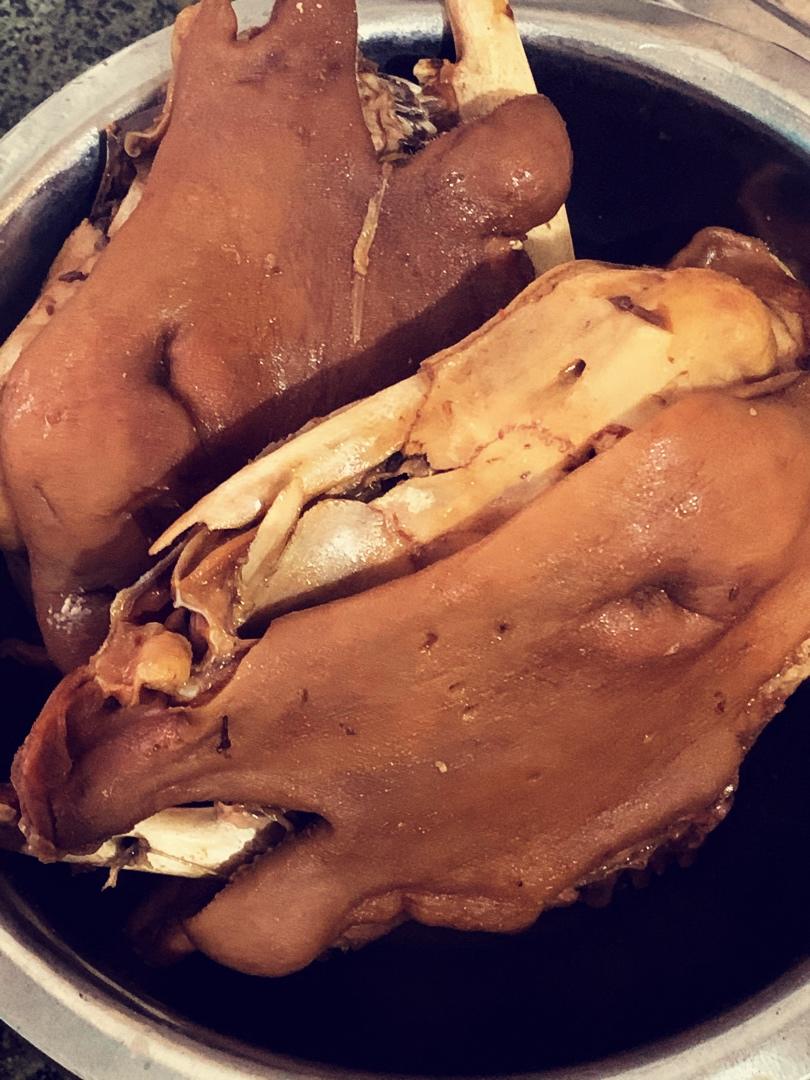 泛着香气的爆炒卤羊头肉