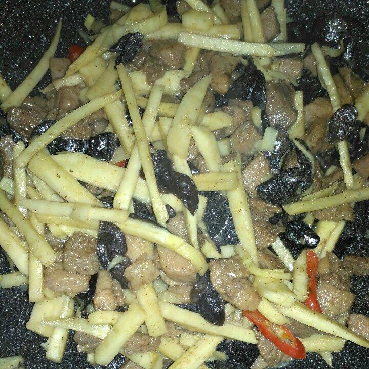 冬笋木耳炒肉丝