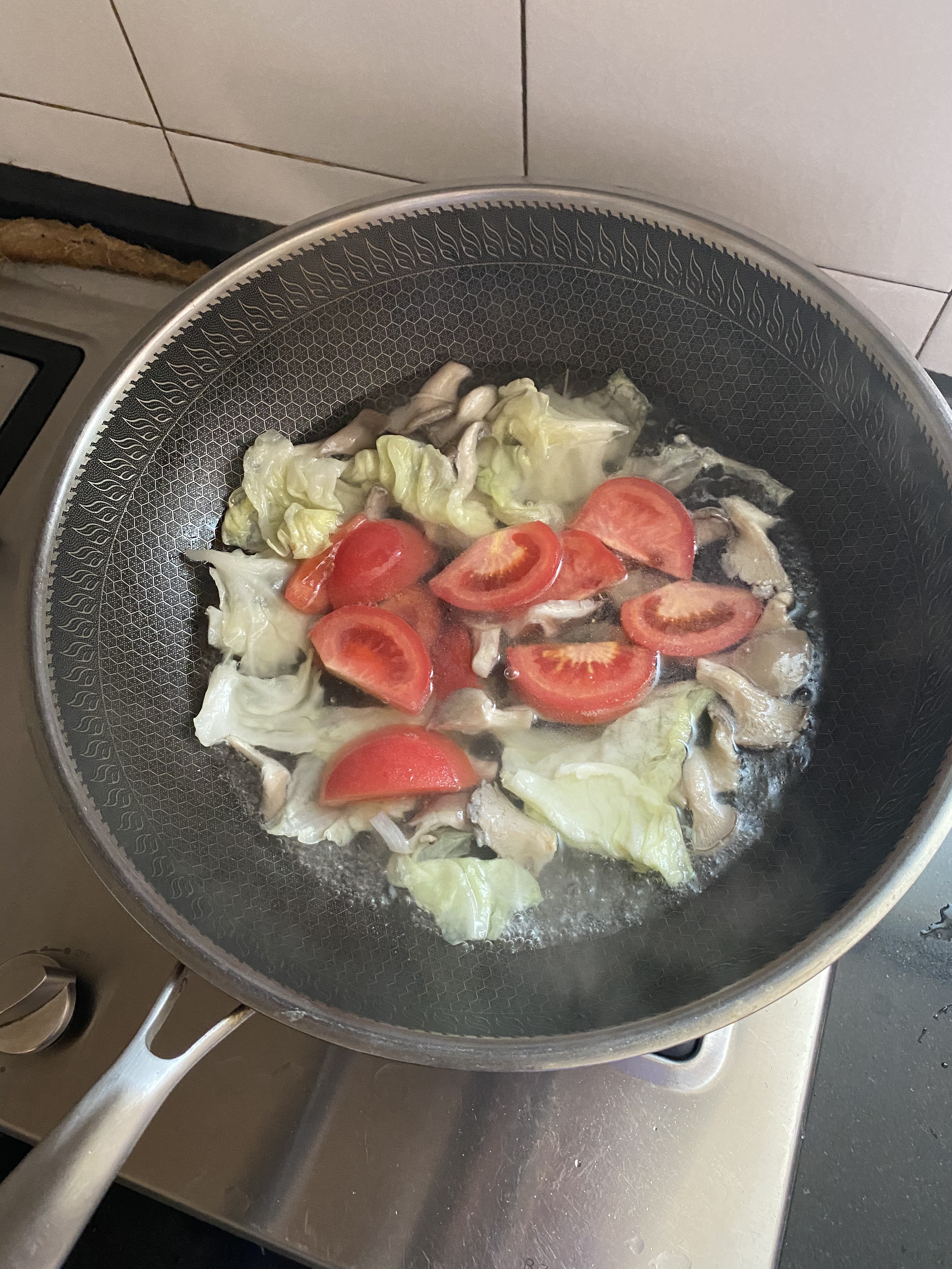 包菜蘑菇番茄肉片汤的做法