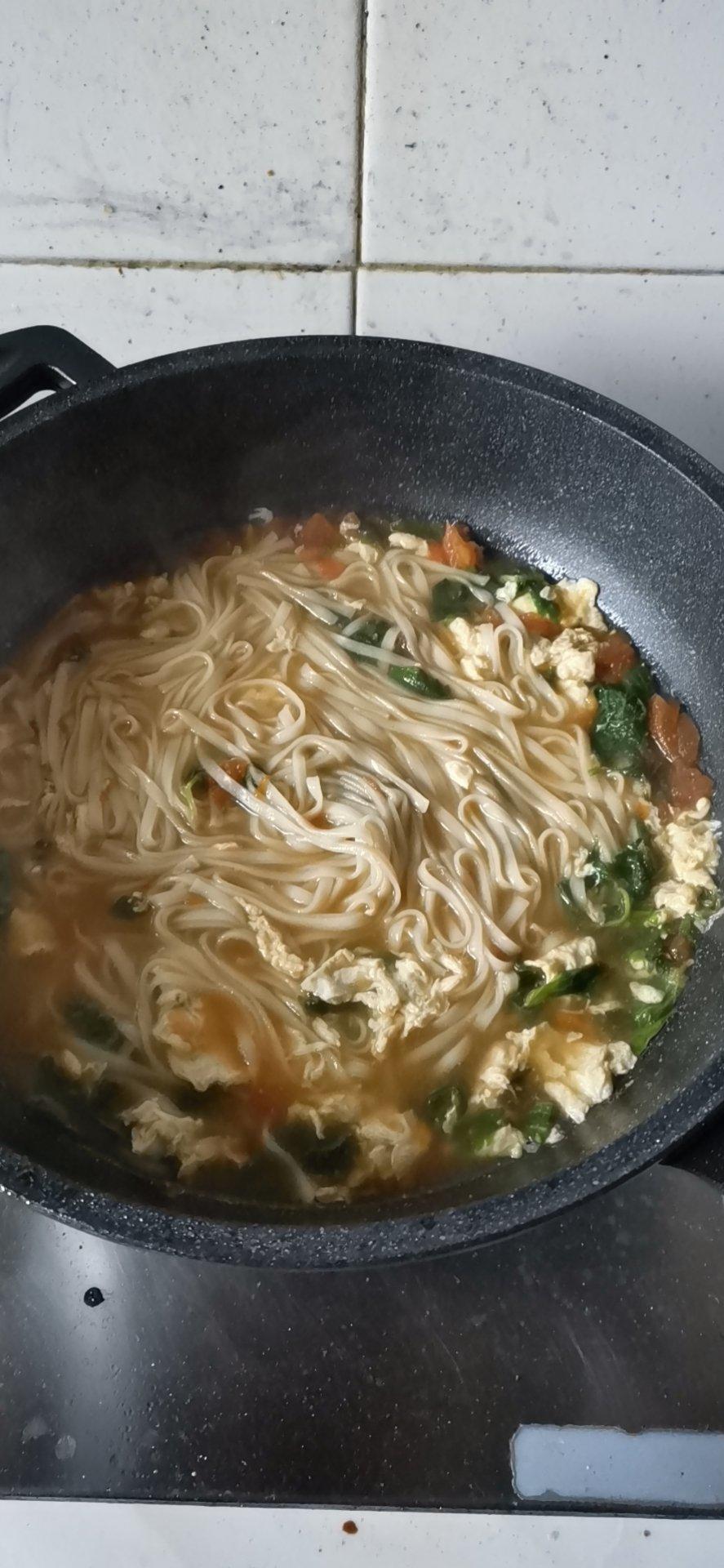 养胃的西红柿鸡蛋热汤面