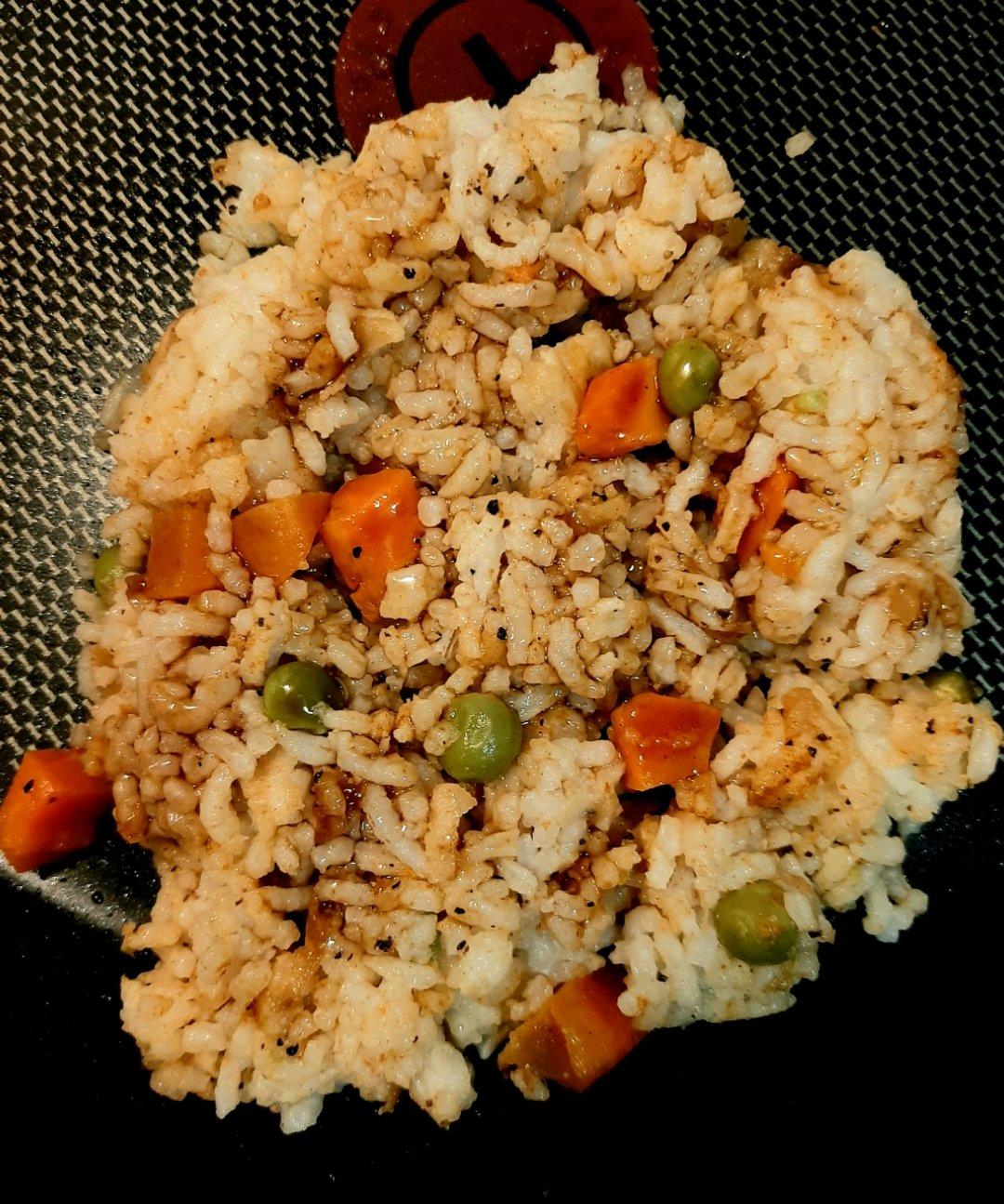 剩米饭的神仙吃法，肉松酱油烤饭团，平底锅就能做哦～