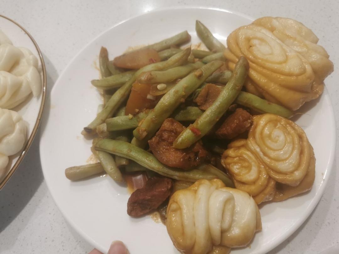 一锅出-豆角土豆玉米五花肉卷子