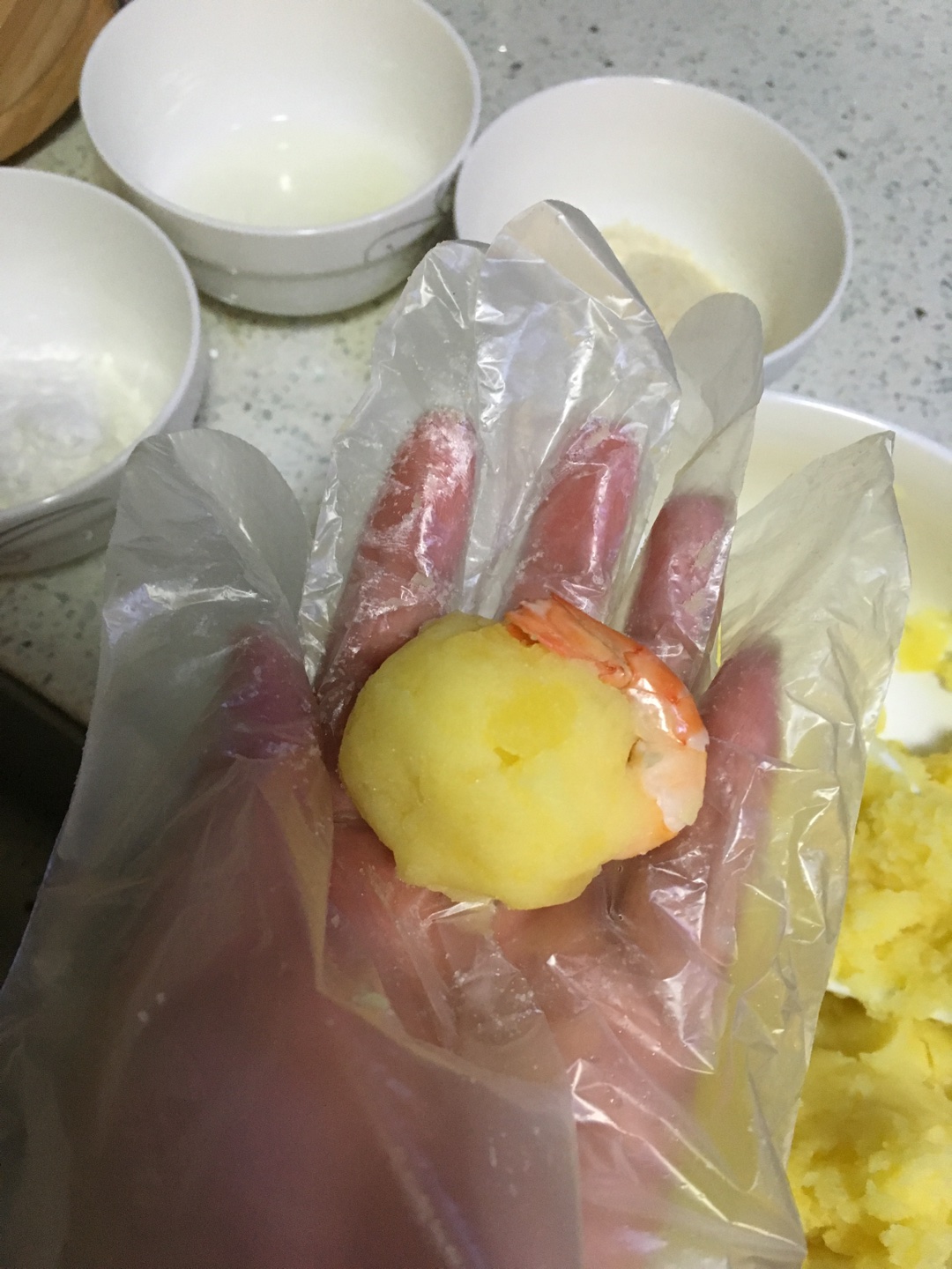 土豆泥虾球的做法 步骤2