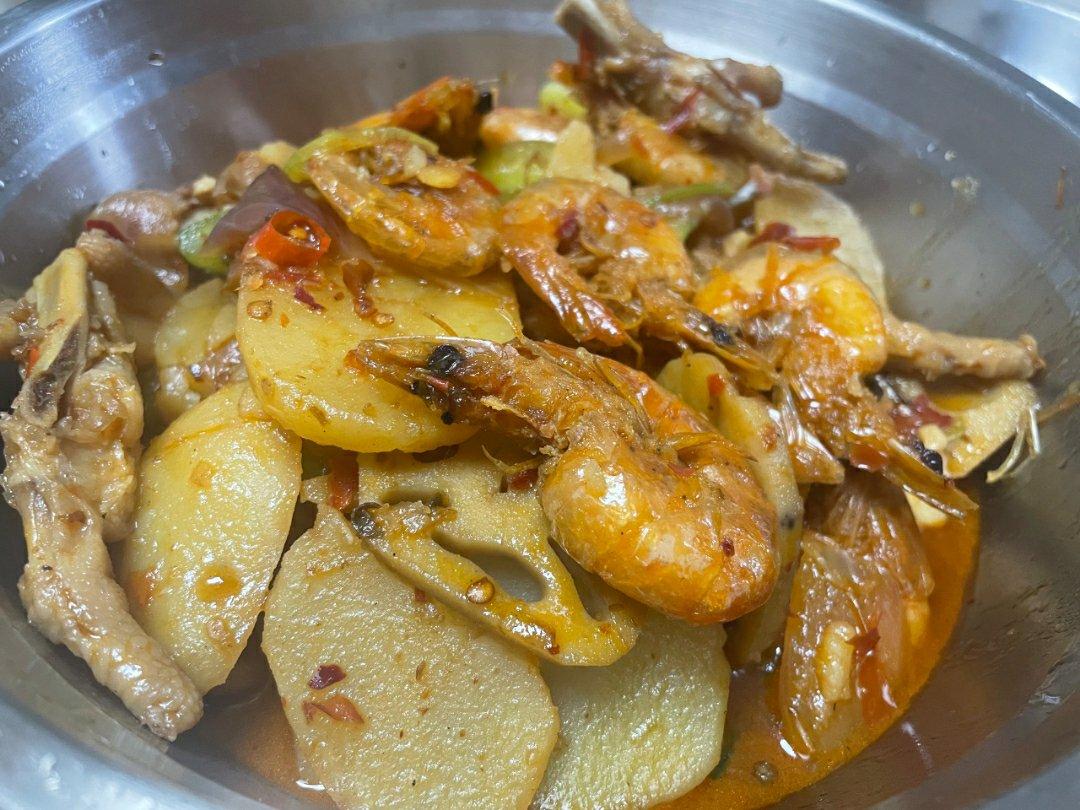 超简单的明虾鸡爪煲