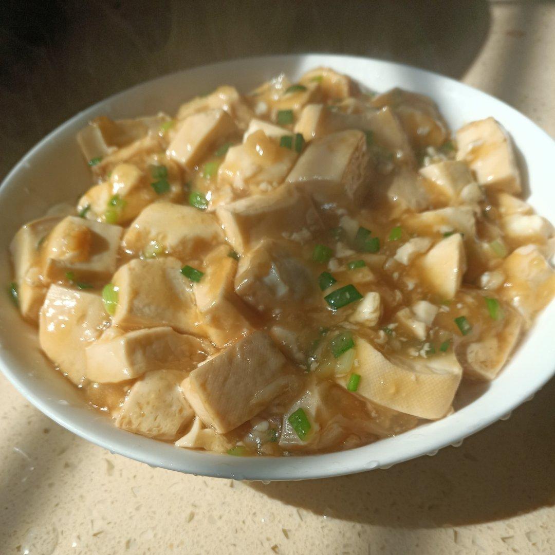 不放肉也超下饭的葱焖豆腐