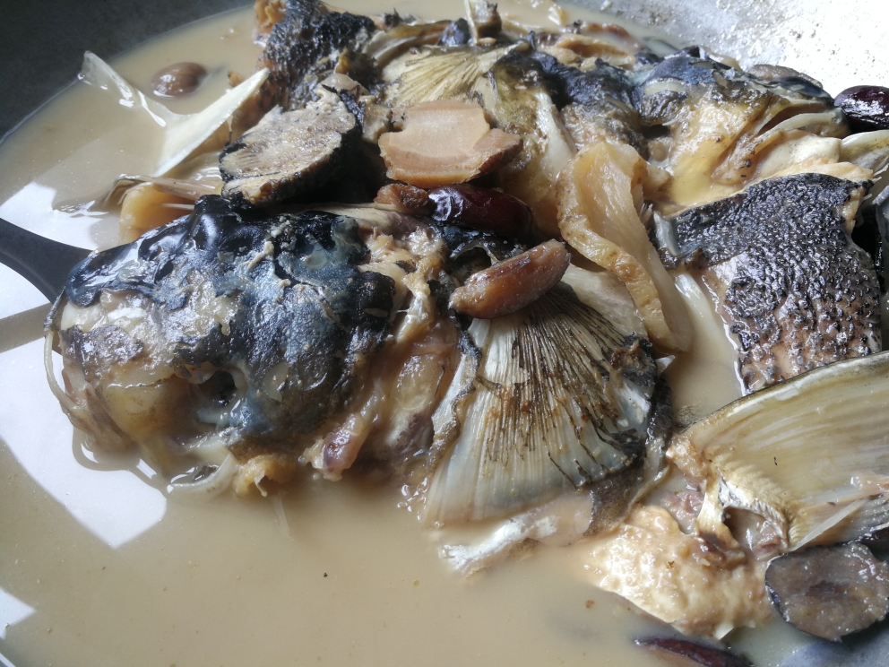 天麻川弓白芷炖鱼头的做法
