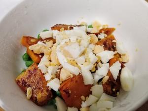 南瓜豌豆鸡蛋沙拉：成分丰富，可当早餐的做法 步骤4