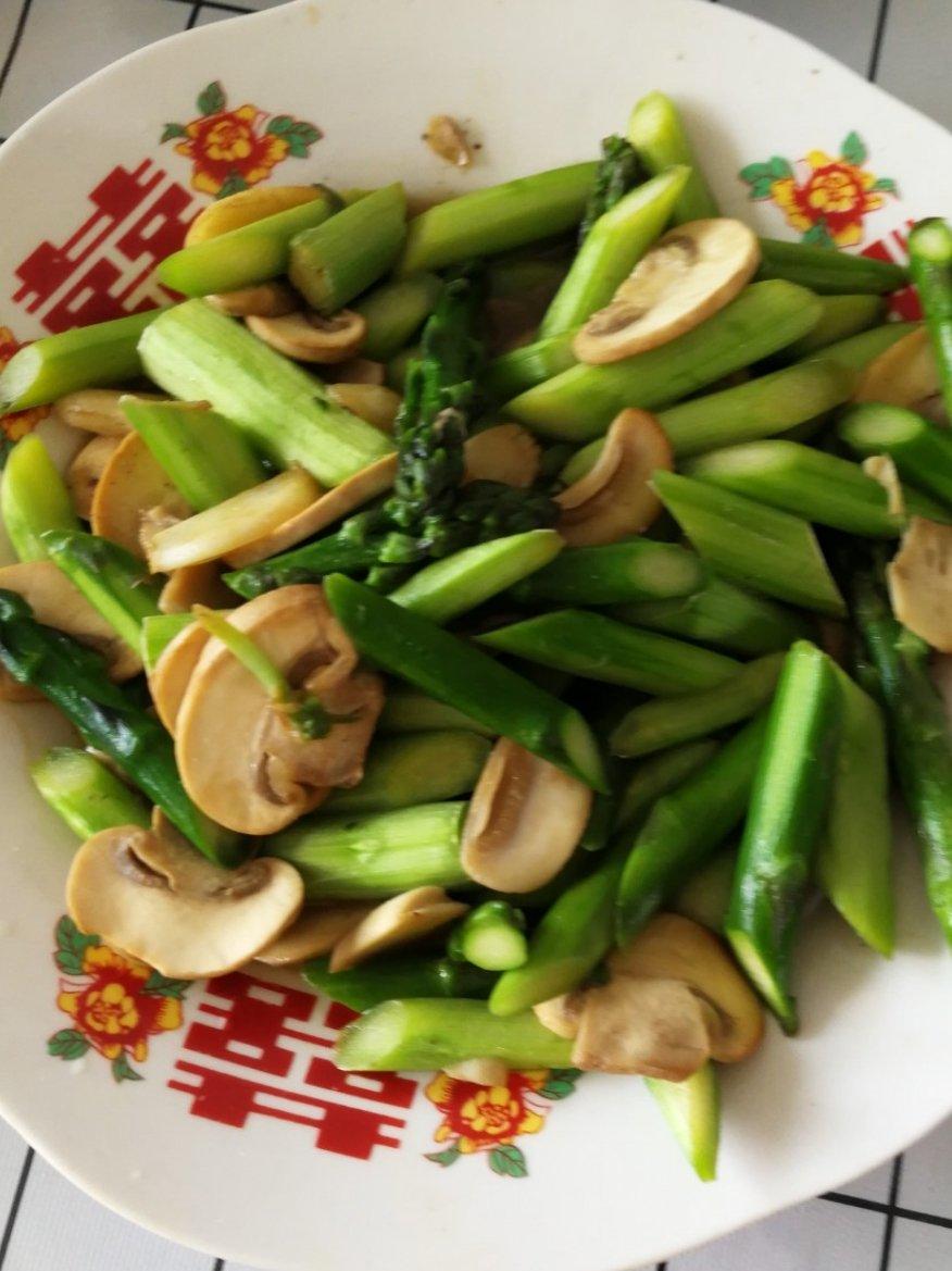 芦笋炒蘑菇