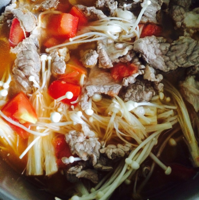 金针菇肥牛番茄锅