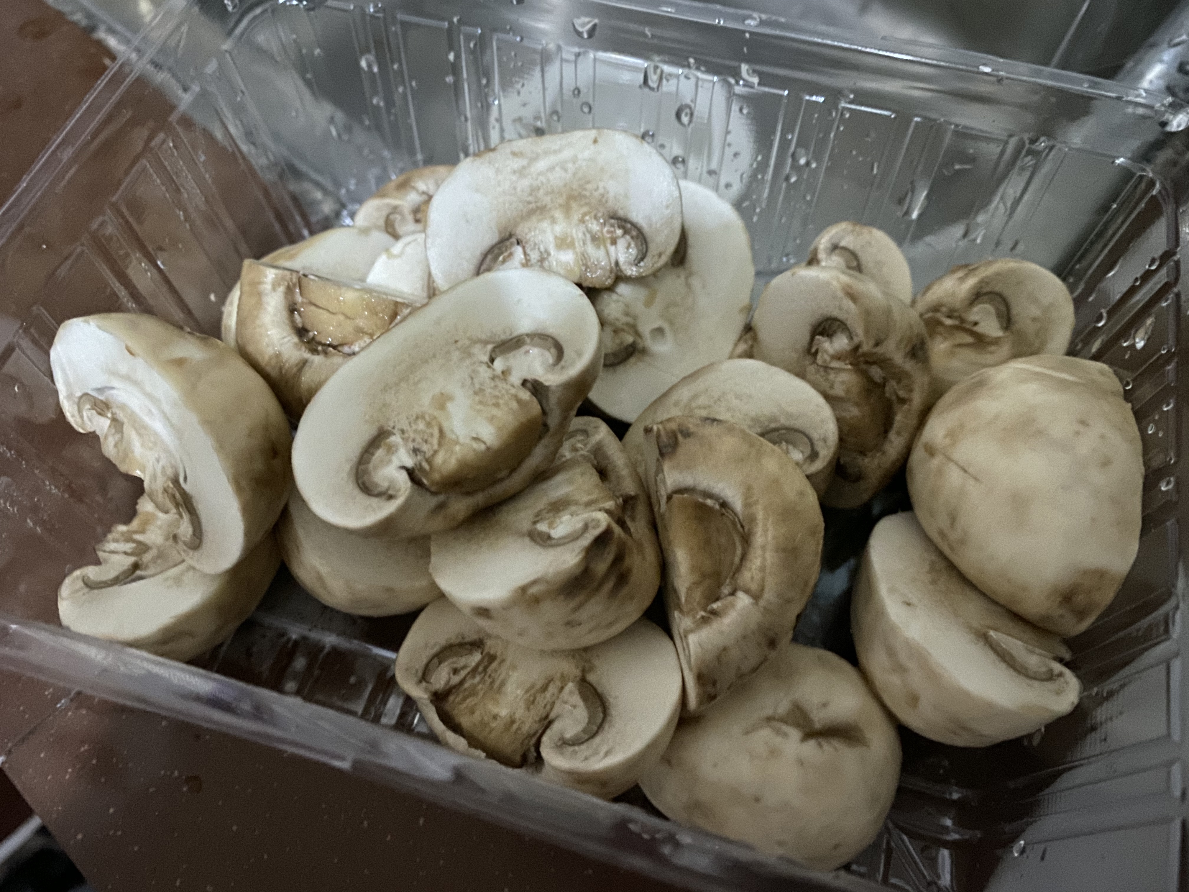 白蘑菇洗净对半切开