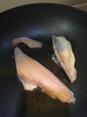香煎红鱼的做法 步骤2