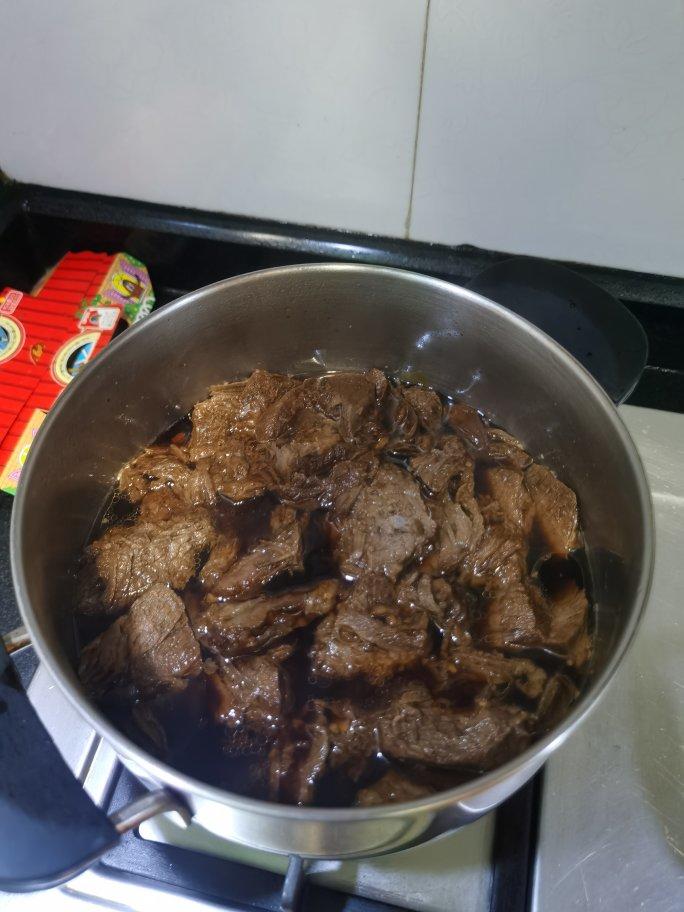 用闷烧锅制作完美“卤水牛腱”