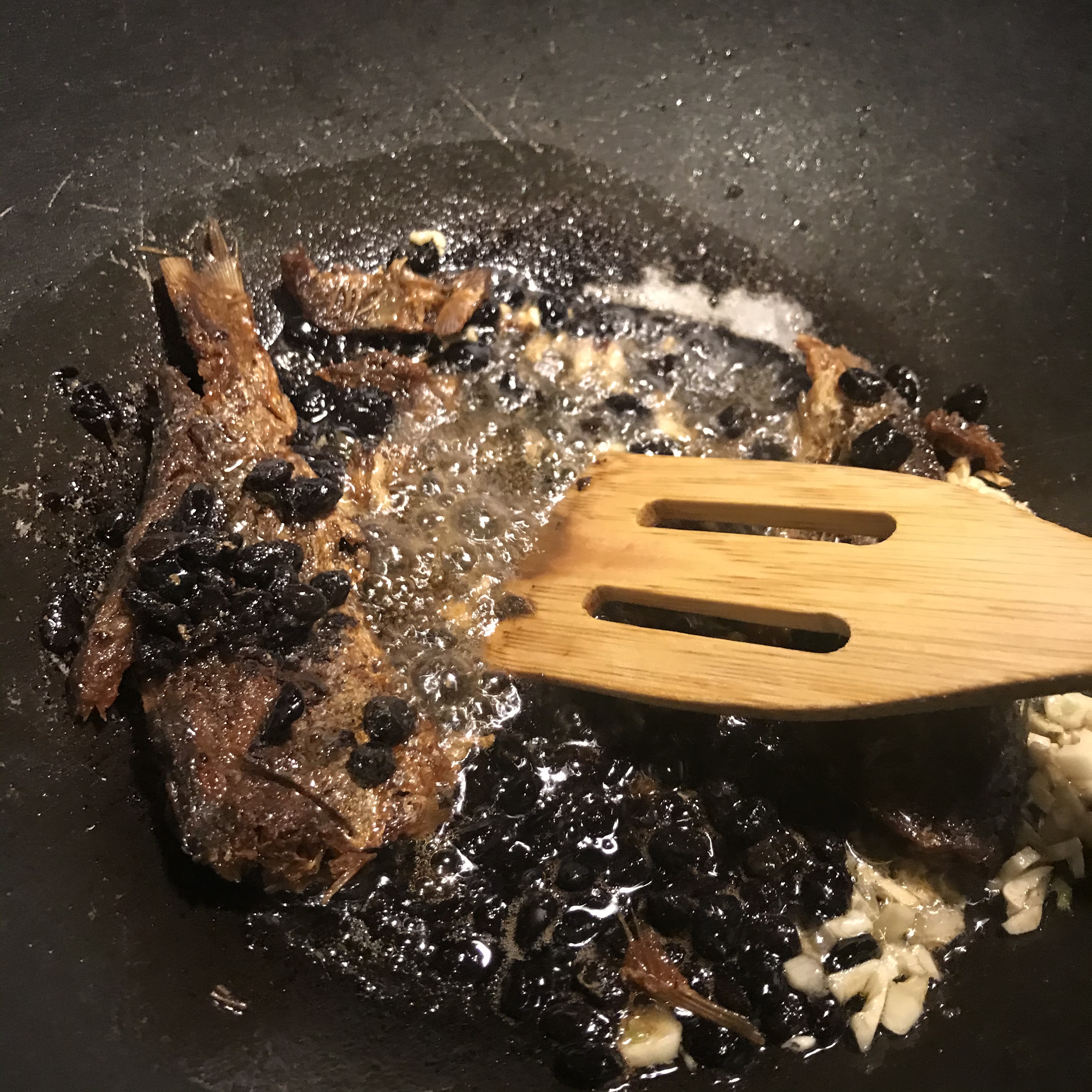 豆豉鲮鱼炒苦瓜-味蕾的奇妙体验的做法 步骤3