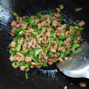 青椒炒鸡腿肉（大厨级别）的做法 步骤5