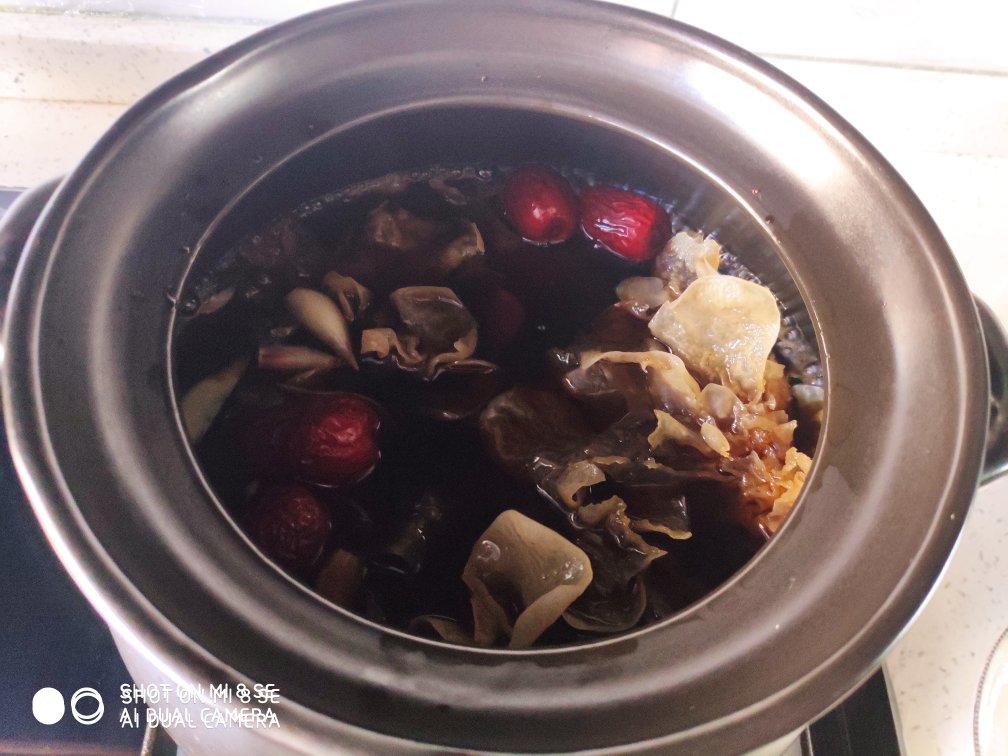 美容润肤 益气补血《桃胶皂角米百合银耳红枣羹》