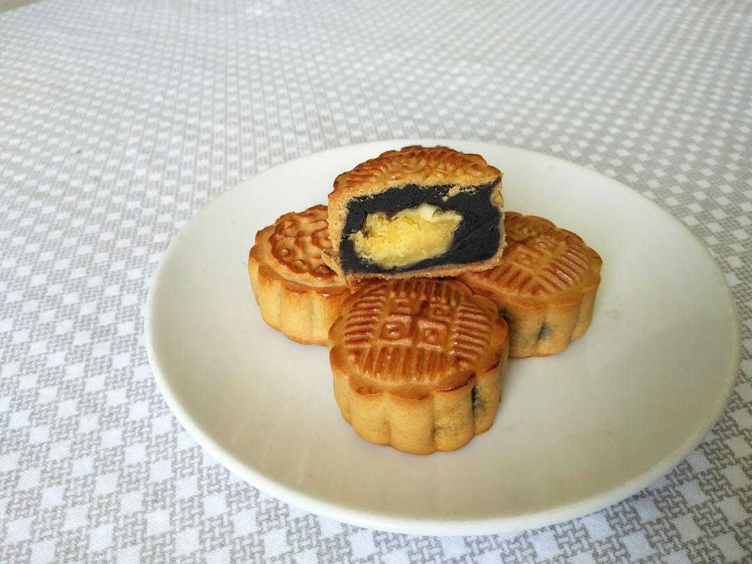 广式月饼—蛋黄芝麻月饼