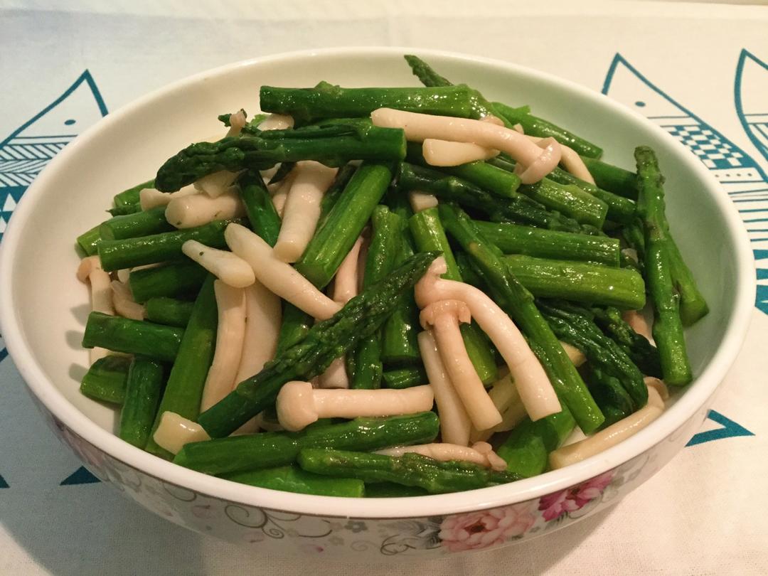 幸福快乐的北方人做的芦笋炒蟹味菇