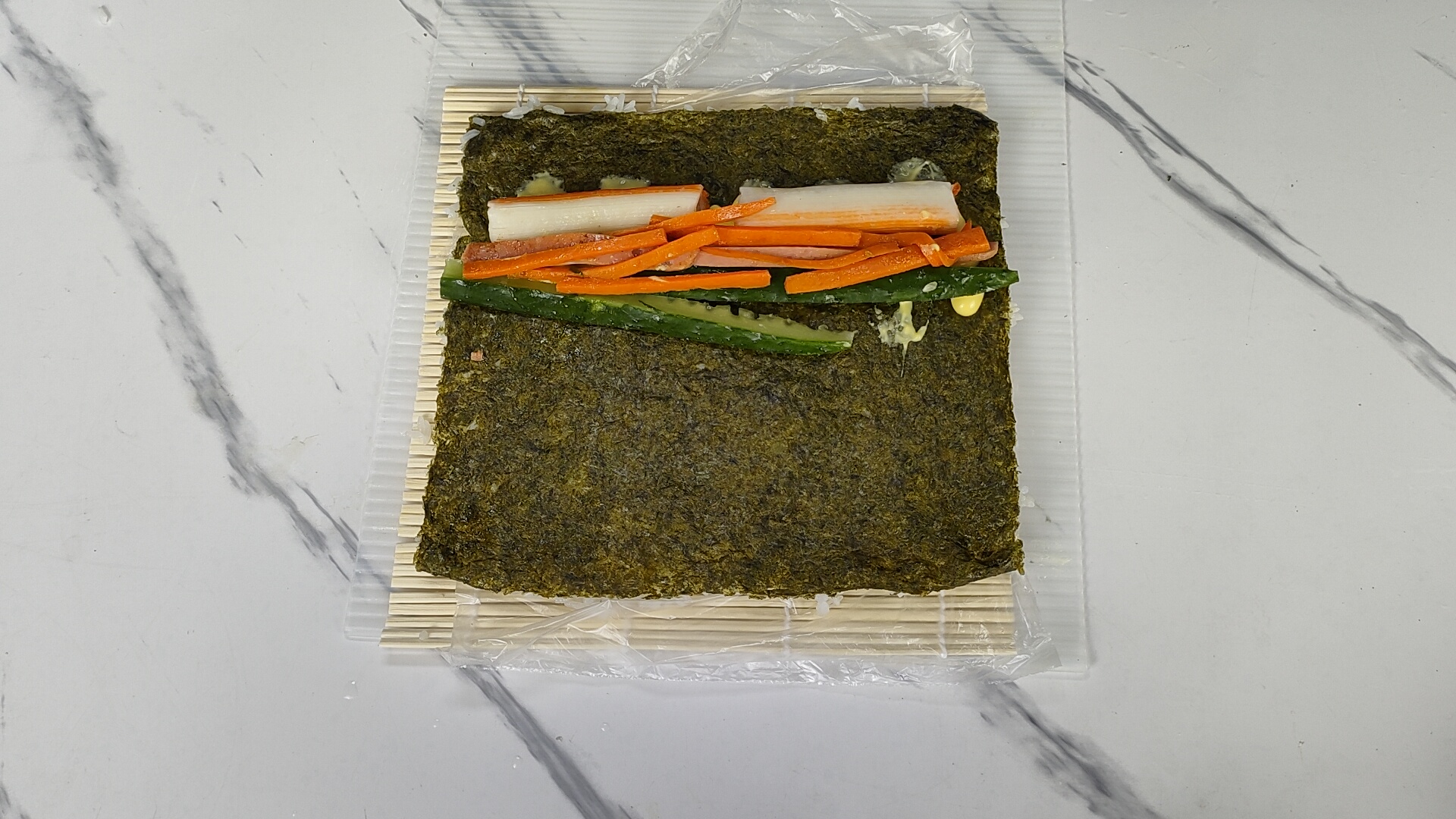 在家简易自制蟹棒肉松反卷寿司的做法 步骤5