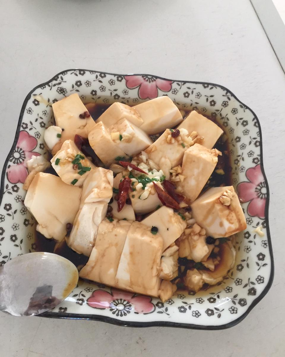浇汁内酯豆腐