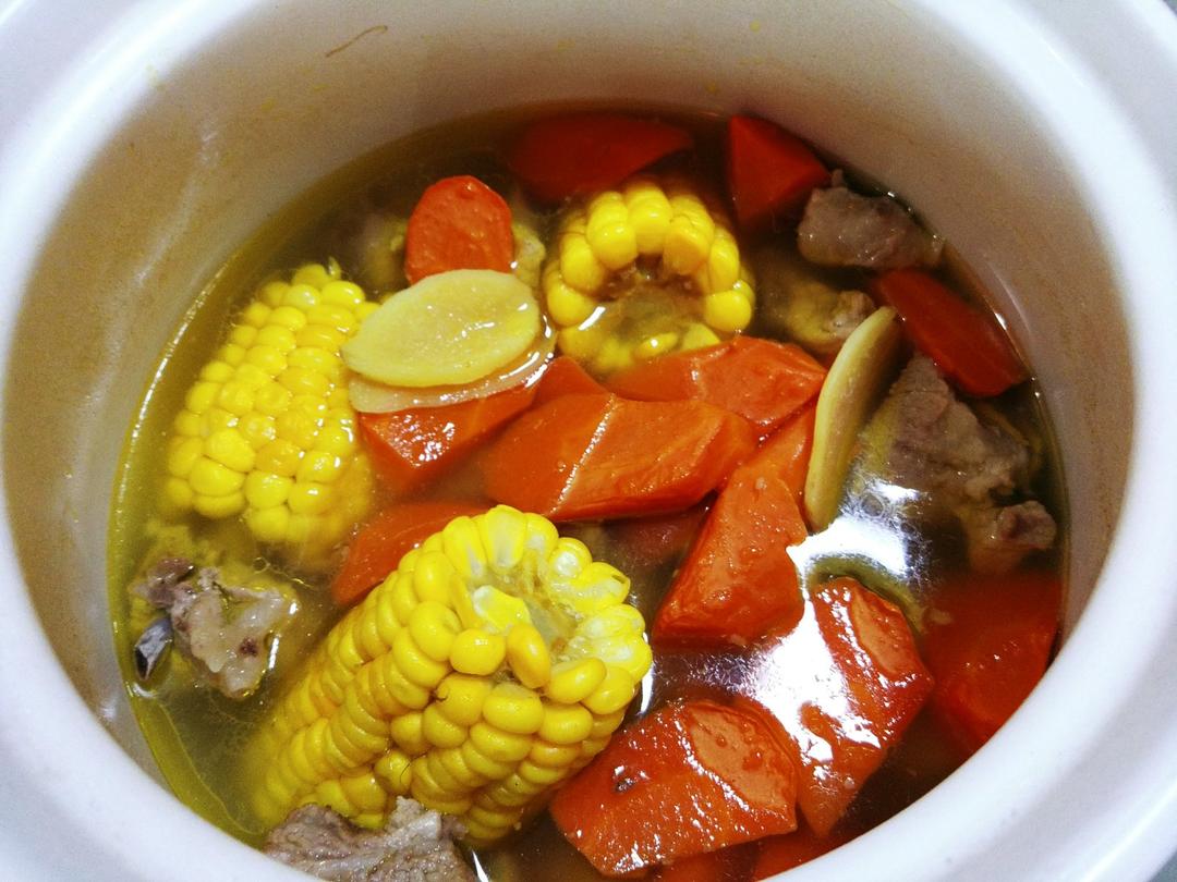 胡萝卜玉米排骨汤