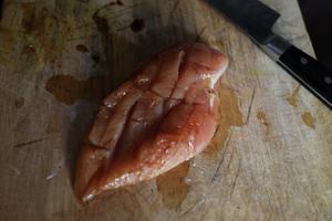 焦葱段烧鸡汤——田螺姑娘的做法 步骤1