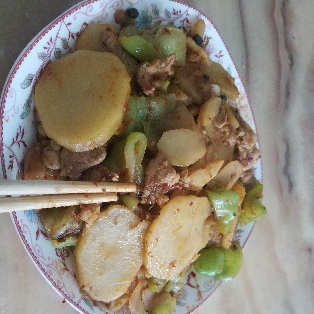 五花肉干煸土豆片