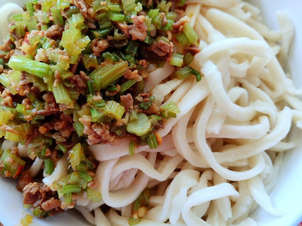 芹菜碎羊肉拌面