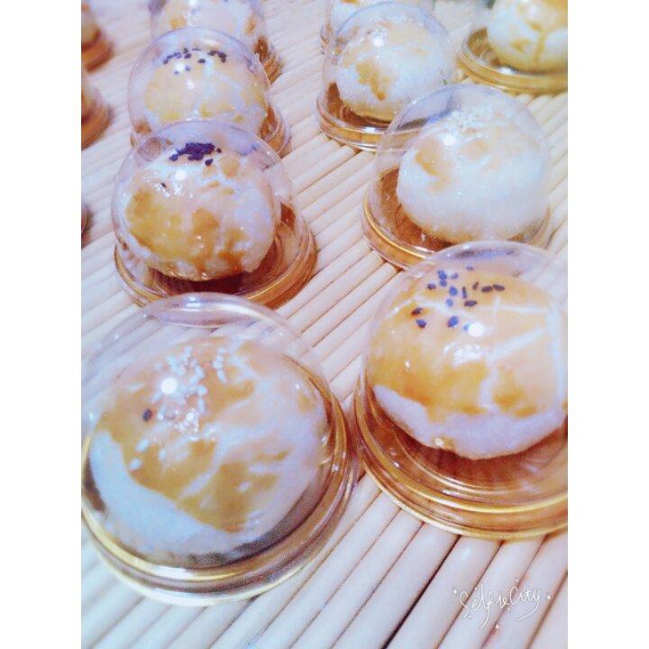 蛋黄酥 Danhuangsu