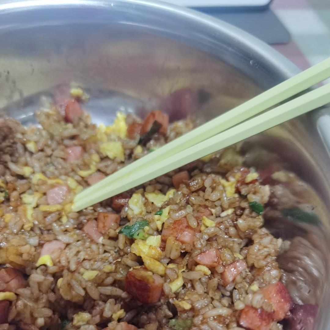土豆的万能吃法😋土豆午餐肉炒饭～～