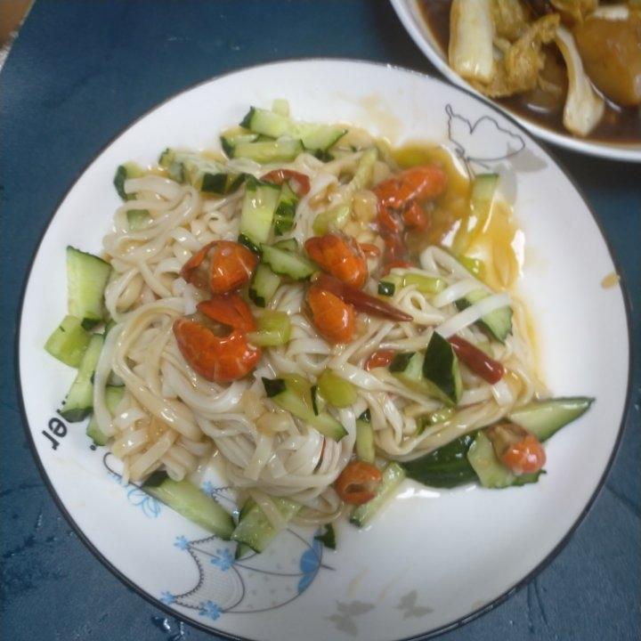 好吃的小龙虾拌面